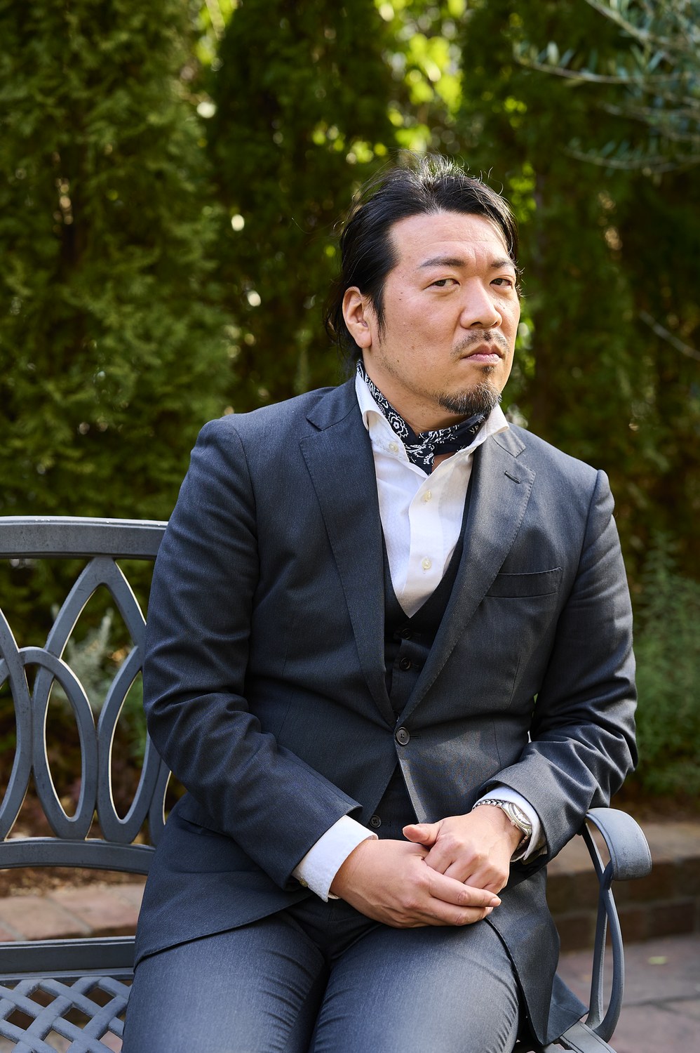 株式会社 祐 代表 平井 祐太（庭で着座するポートレート）